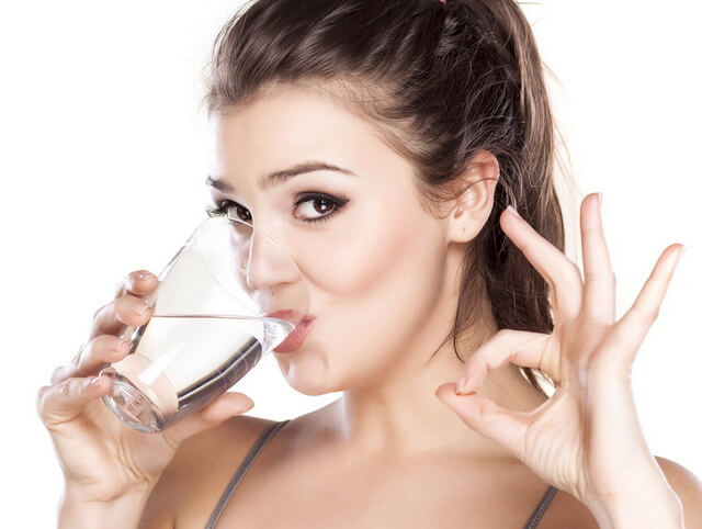 Женщину пьет воду